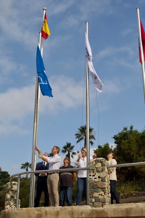 Imagen del artículo 69 playas de la Región exhiben este verano banderas 'Q' y 'S' que acreditan la calidad de sus servicios turísticos
