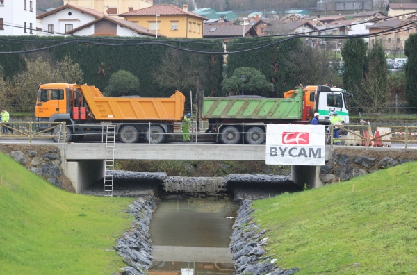 Imagen del artículo URA realiza la prueba de carga del nuevo puente sobre cauce del arroyo San Juan en Laudio