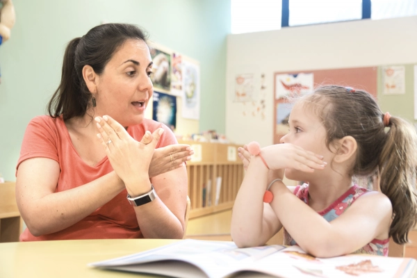 Imagen del artículo Educación incrementa las horas de apoyo al alumnado con discapacidad auditiva en los centros sostenidos con fondos públicos