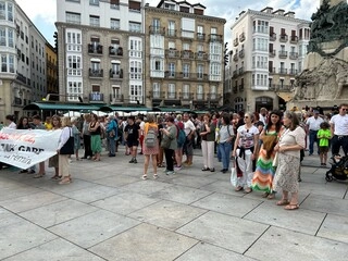 Imagen del artículo Nerea Melgosa asiste a la concentración de Vitoria-Gasteiz en memoria de Zhen Jiang, mujer asesinada por su pareja en Iruña-Pamplona