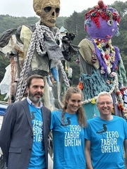 Imagen del artículo El comercio local se implica en la campaña de concienciación Zero Zabor Uretan contra las basuras marinas