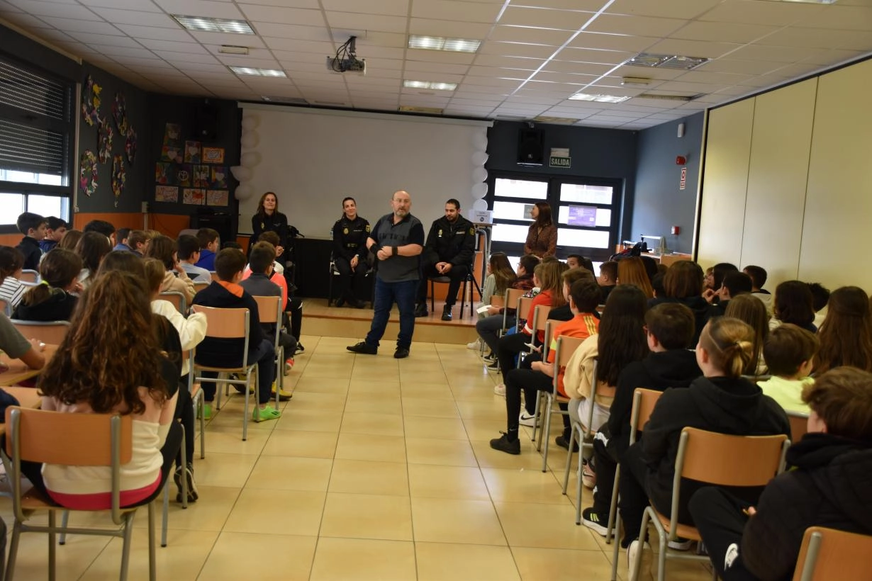 Imagen del artículo Los colegios Isaac Albeniz y Sagrada Familia de Cuenca acogen una charla sobre acoso escolar impartida por el actor albaceteño Javier Losán