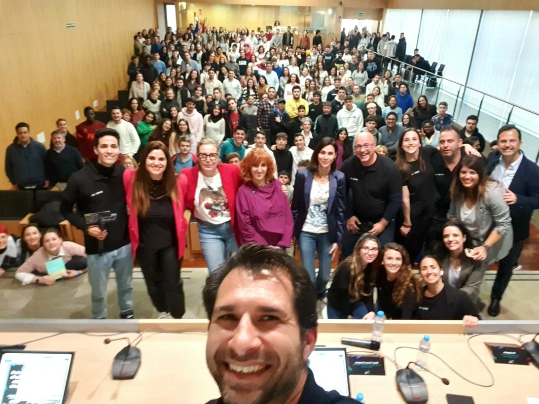 Imagen del artículo El equipo del IES 'Alfonso VIII' de Cuenca, ganador del 'Hackathon  WIN', un evento organizado por el Gobierno regional,  CaixaBank Dualiza y FP Innovación