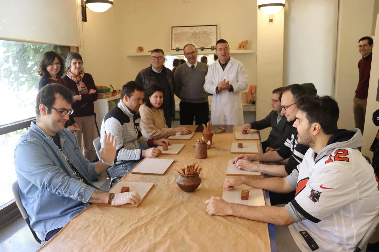 Imagen del artículo El Gobierno regional y la Asociación Desarrollo firman un convenio de colaboración para que el Museo de Albacete se convierta en Aula TEA
