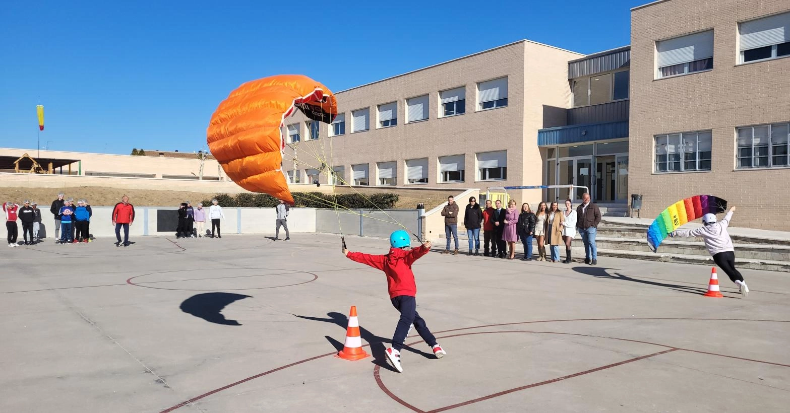 Imagen del artículo Más de 1.200 estudiantes de 5º y 6º de Primaria de 50 centros educativos de la provincia participan en la actividad `Seed de deportes aéreos