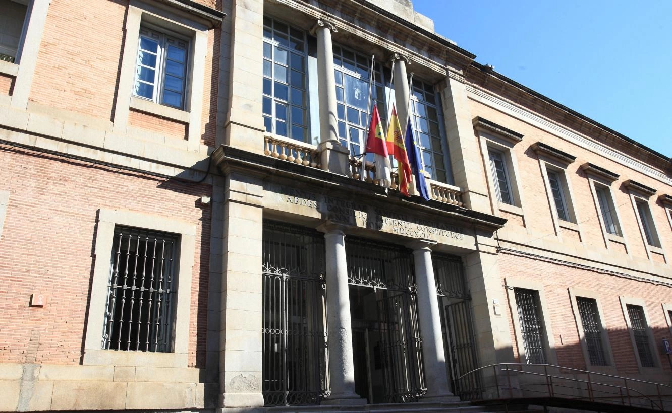 Imagen del artículo Castilla-La Mancha es la segunda Comunidad Autónoma que más reduce el peso de su deuda pública en el último año