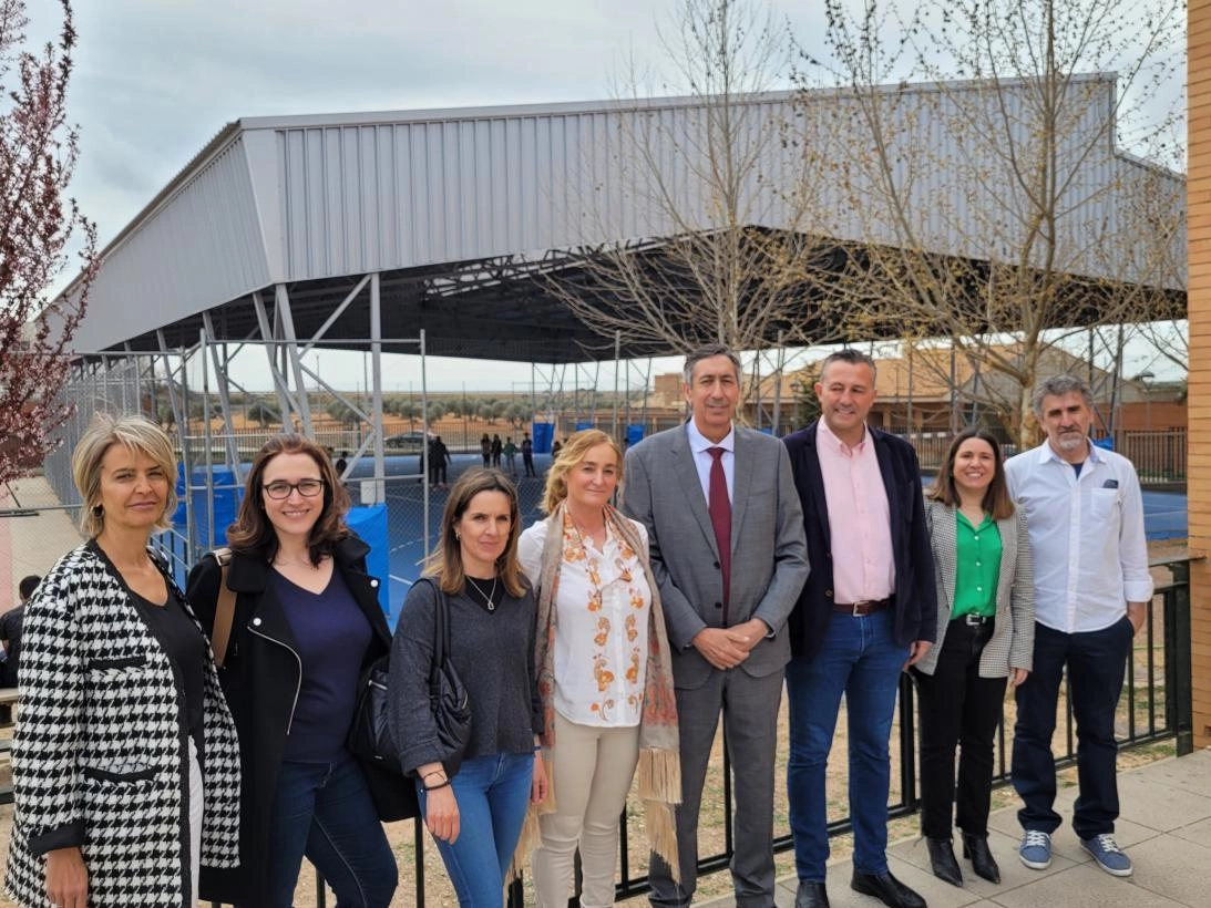 Imagen del artículo El Gobierno de Castilla-La Mancha invierte 250.000 euros en cubrir y mejorar una pista polideportiva del IES Estados del Duque de Malagón