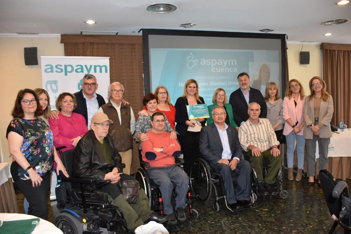 Imagen del artículo ASPAYM reconoce en su 25 aniversario a la delegada de la Junta en Cuenca por su trabajo en favor de las personas con discapacidad