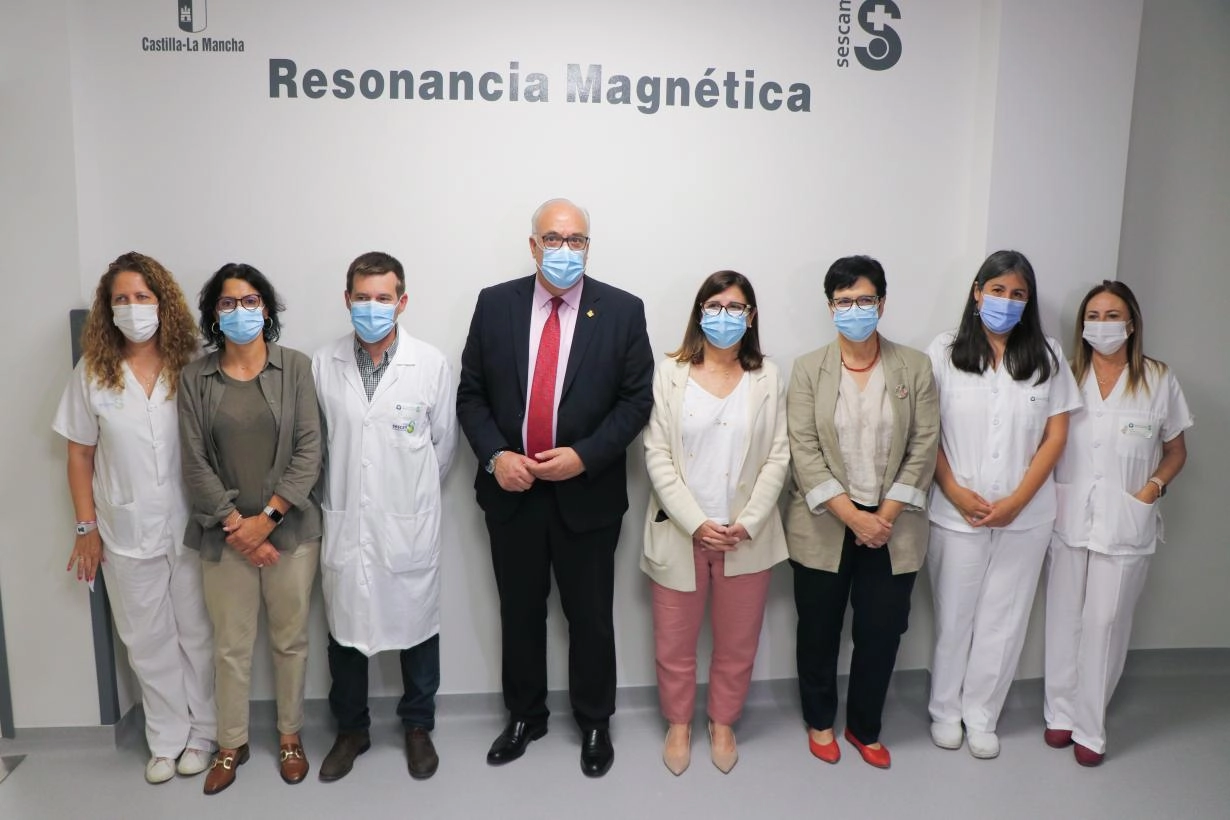Imagen del artículo Los profesionales del área de Radiodiagnóstico del Hospital de Manzanares se forman en el funcionamiento de la nueva resonancia magnética