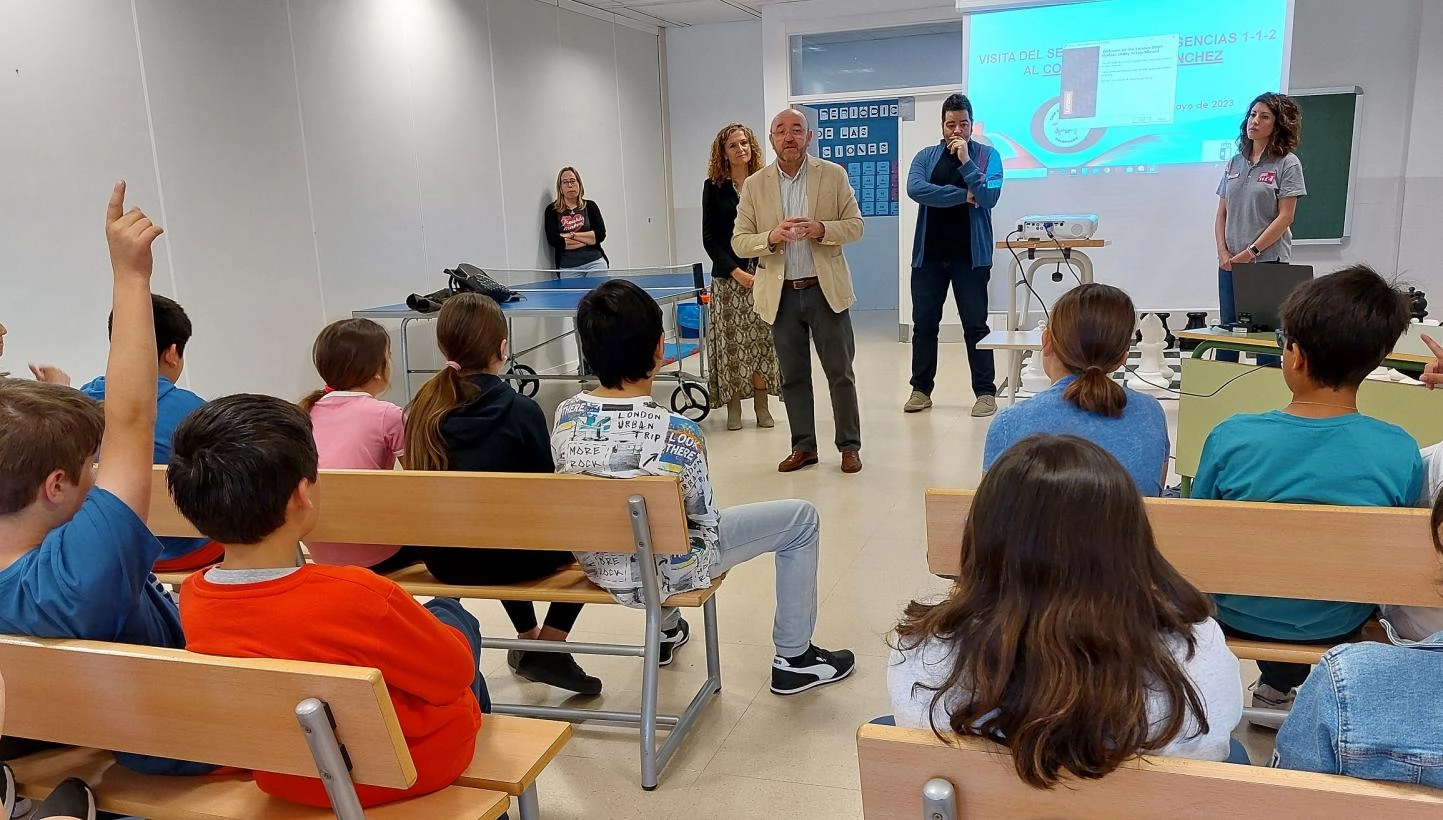 Imagen del artículo El colegio público 'Clara Sánchez', en Galápagos, recibe la visita del Servicio 1-1-2 para enseñar el uso del teléfono de emergencias