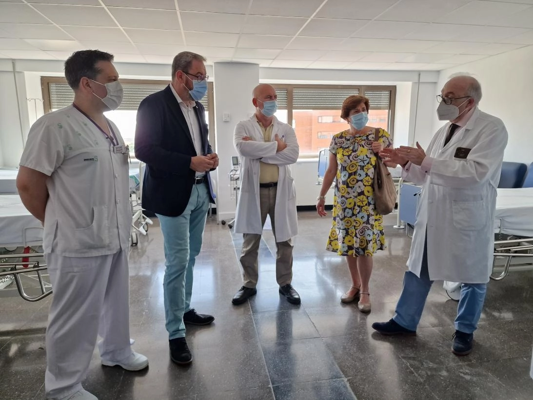 Imagen del artículo El delegado de la Junta visita las obras de la nueva Unidad de Ictus del Hospital, que se pondrá en funcionamiento después del verano