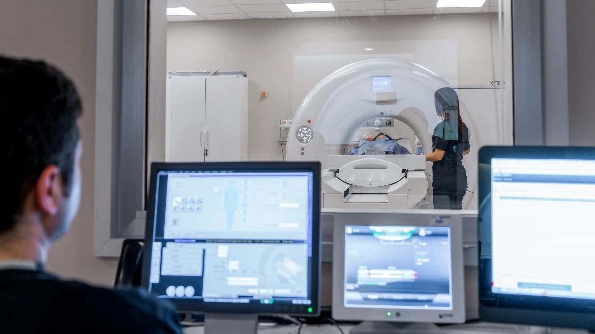 Imagen del artículo Díaz Ayuso anuncia centros integrados de pruebas diagnósticas para hacer en un mismo punto análisis, radiografías y resonancias