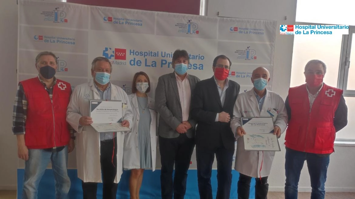 Imagen del artículo El Hospital de La Princesa y su Servicio de Neumología reciben el reconocimiento de Cruz Roja por su histórica colaboración en campañas humanitarias