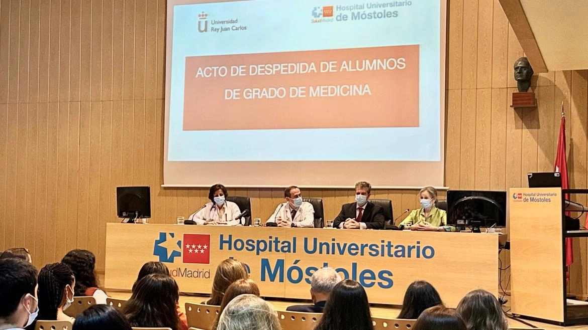 Imagen del artículo Se gradúa la sexta promoción de Medicina de la Universidad Rey Juan Carlos formada en el Hospital de Móstoles