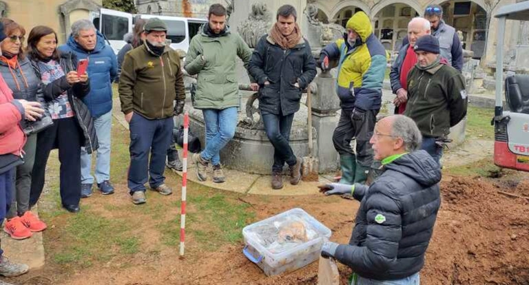 Imagen del artículo Gogora y el Ayuntamiento de Galdakao recuperan los restos del miliciano Pedro Asua Zubiaur de una fosa del cementerio de Jaca